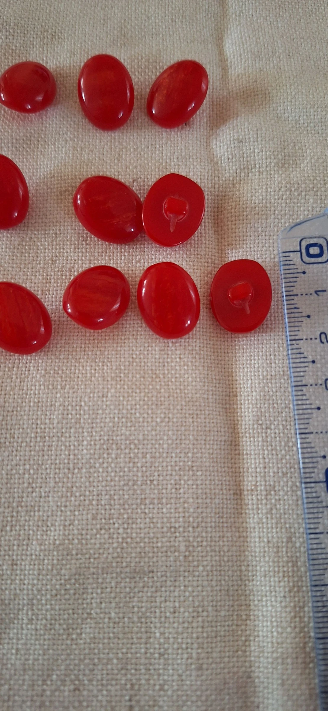 10 boutons 18 mm à coudre en résine rouge 